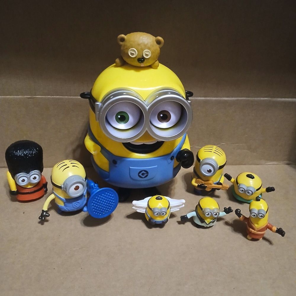 Universal Studios Despicable Me Minions Bob And Tim With Multiple Other Minions